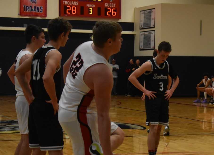 Santiam's Colin Thurston (3) goes to the line during the third quarter Thursday. (Photo by Jeremy McDonald)
