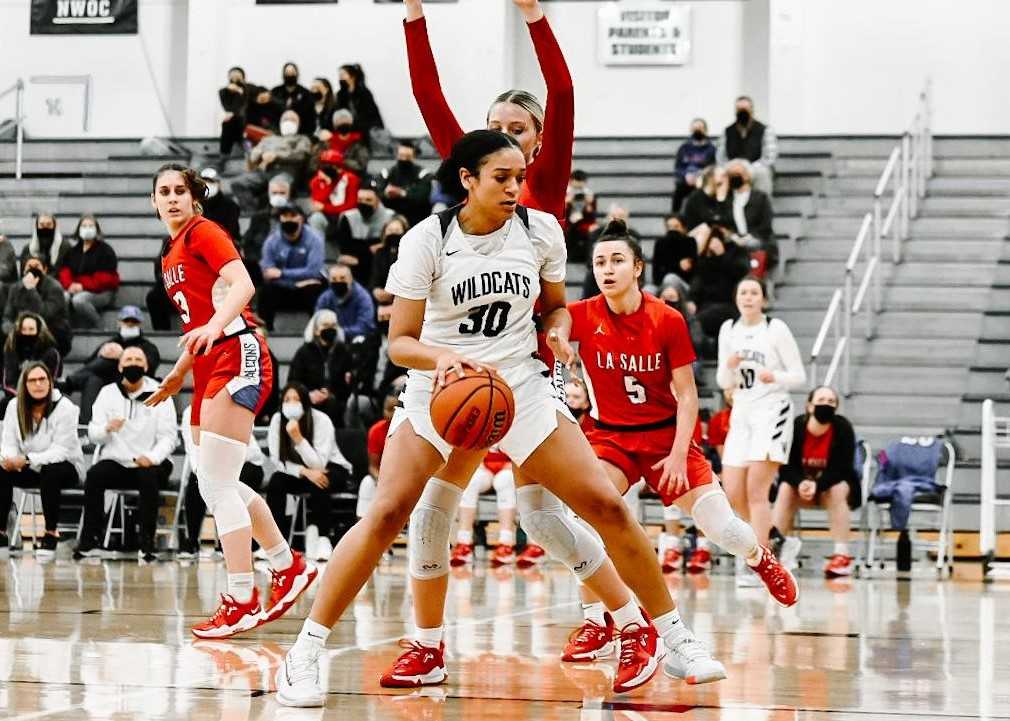 Wilsonville sophomore Zoey Davis made 8 of 10 shots for a game-high 17 points Tuesday night. (Photo by Fanta Mithmeuangneua)