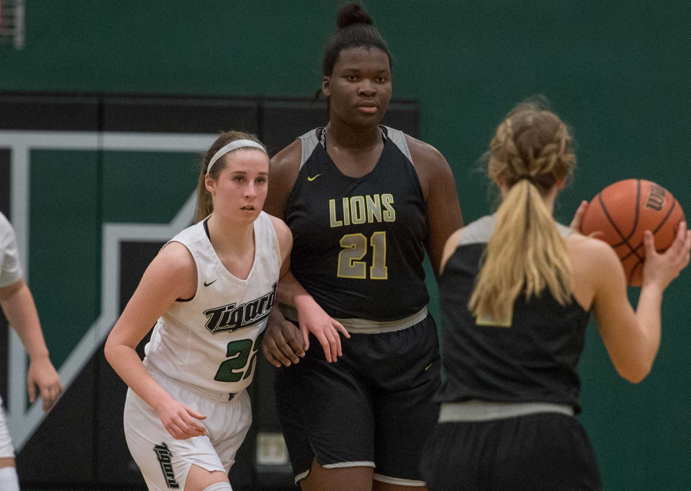 West Linn's Aaronette Vonleh (21) averaged 17.1 points to lead her team to a league title last season. (Photo by Ralph Greene)