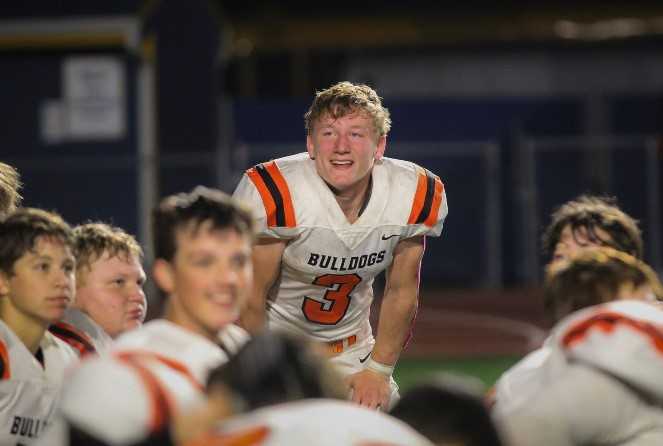 Willamina sophomore Jacob Hadley ran for 437 yards last week, giving him 994 for the season. (Photo by Kylie Speer)