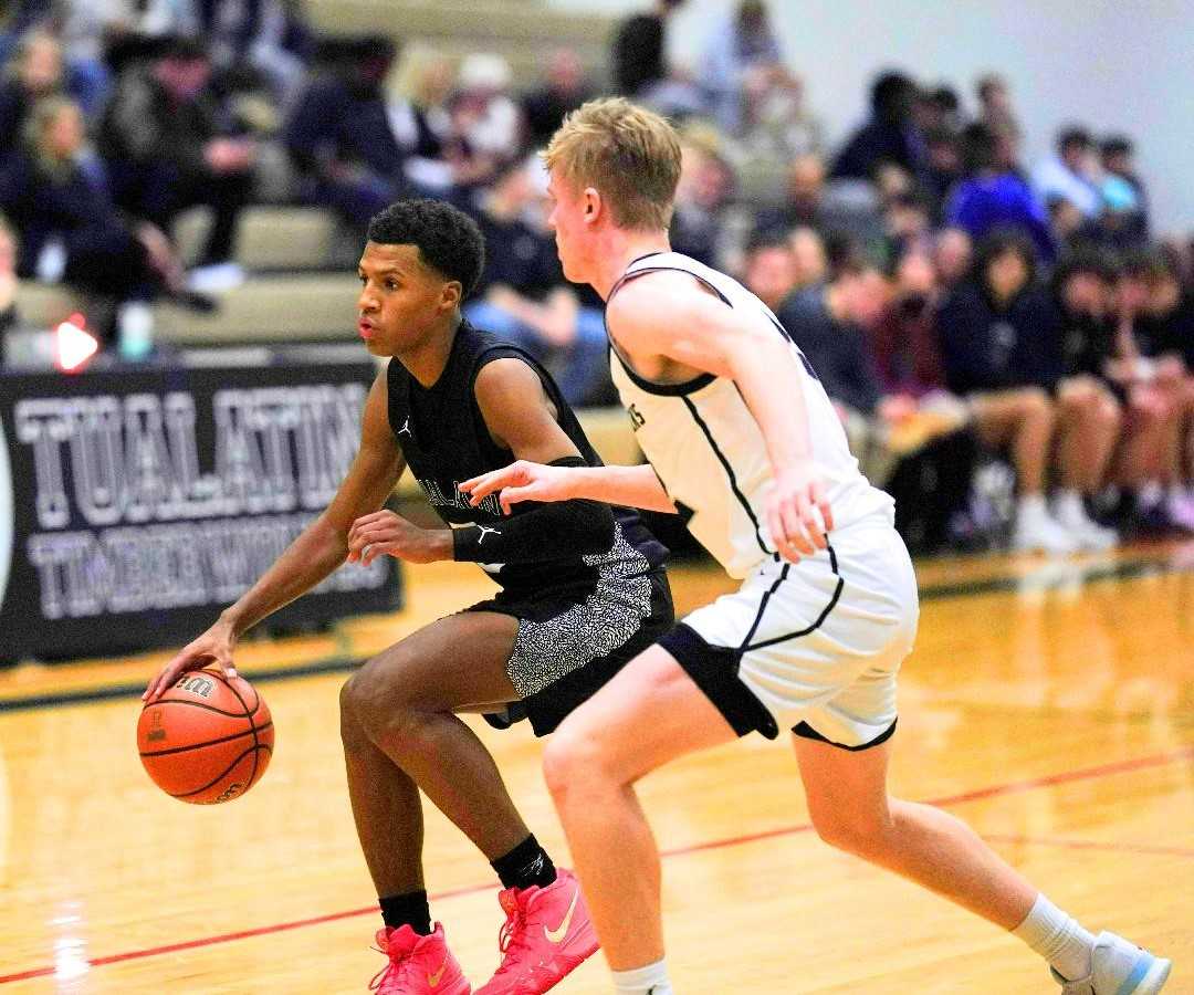 Tualatin senior guard Josiah Lake (left) has scored 30 or more points in four of his last six games. (Photo by Jon Olson)
