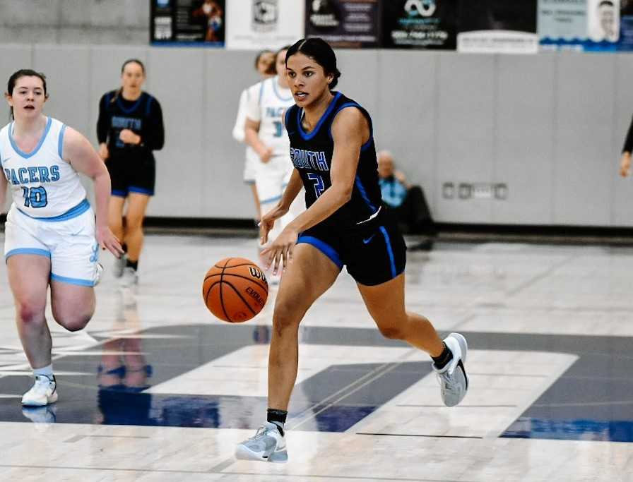 South Medford senior guard Donovyn Hunter, signed with Oregon State, averages 18.4 points. (Photo by Fanta Mithmeuangneua)
