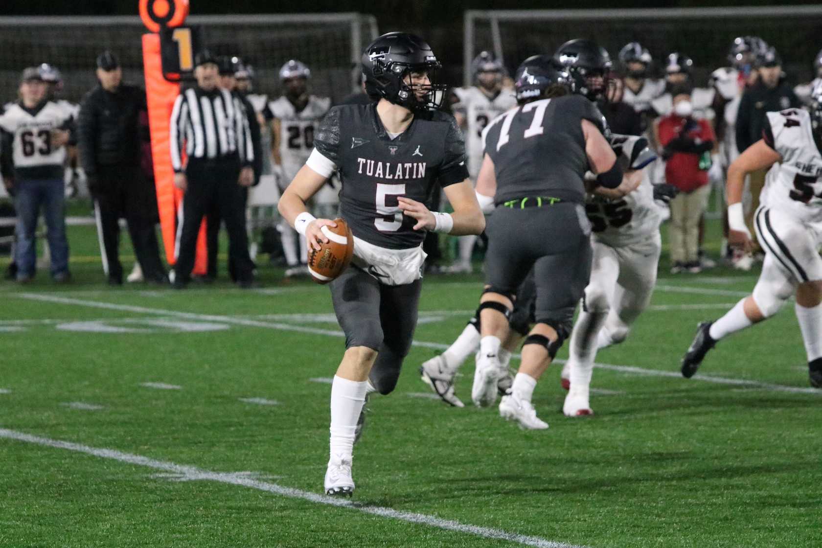 Tualatin QB Nolan Keeney completed 11 of 15 passes for 408 yards and six touchdowns Friday. (Photo by Jim Beseda)