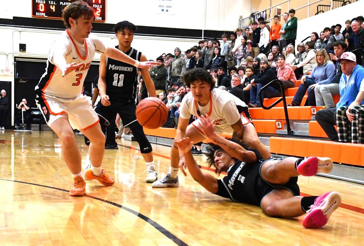 Mountainside and Sprague players scramble for the ball in Tuesday night's 6A first-round game. (Photo by Jeremy McDonald)